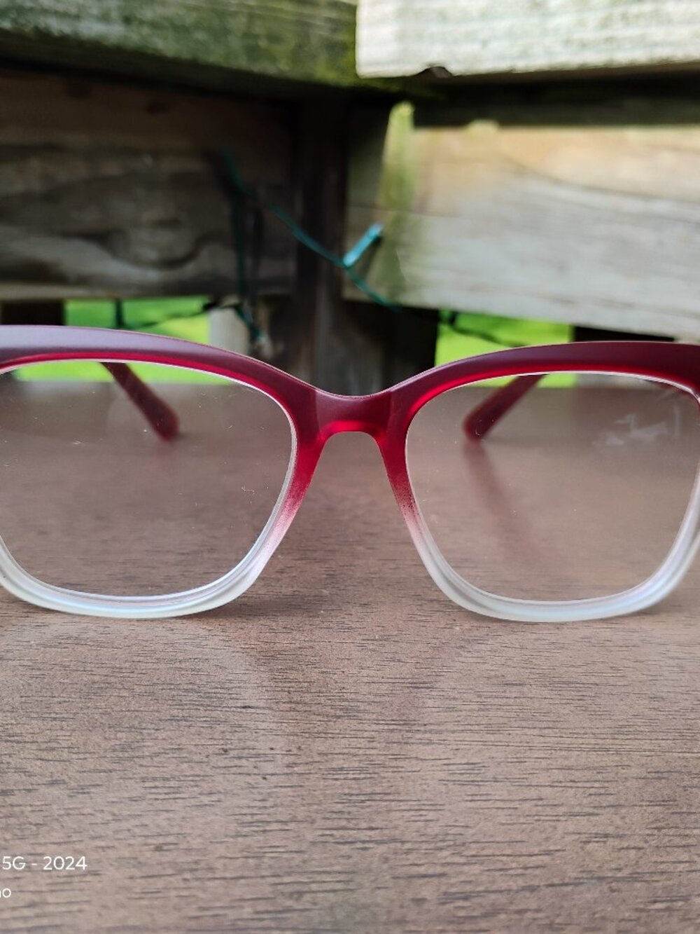 Betsey Johnson translucent RED ombre plastic reading glasses +2.50 magnification